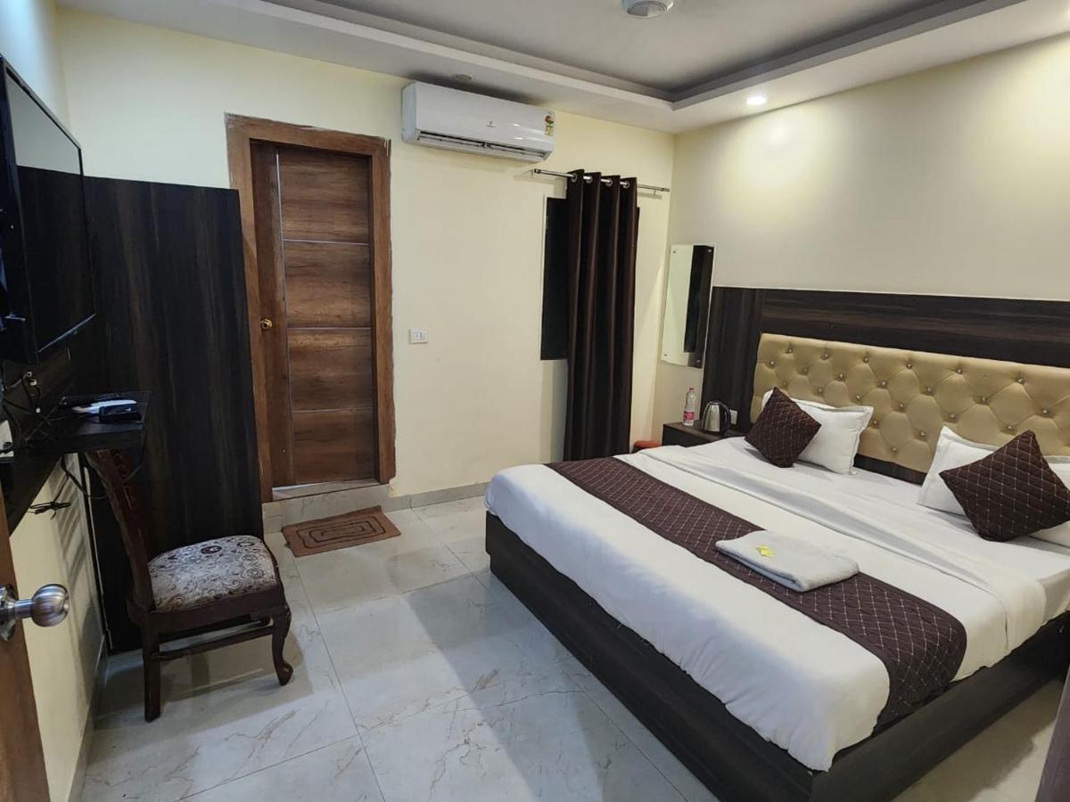 Hotel Sun plaza Luxury Nuova Delhi Esterno foto